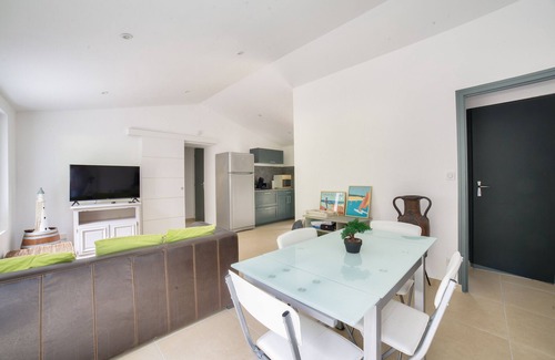 Longeville-sur-Mer Ski Chalet | 850 from de beach, new house for 6 in the wood