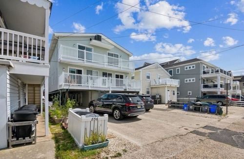 North End House | 856 Brighton Duplex - 5-bedroom townhome with TONS of Parking