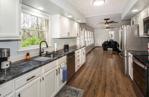 Ashley Oaks House | 865 Hideaway, Close to UTK, Market Square,; 3 BR/2.5 Bath 2 Car Garage, Deck