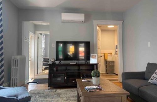 Queens Square House | 86A King Bed 2bd 3bt on Queen St. Downtown
