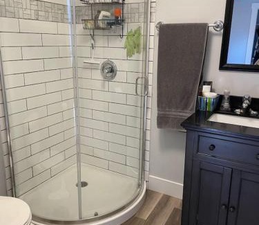 Queens Square House | 86A King Bed 2bd 3bt on Queen St. Downtown