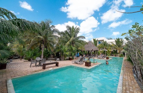 Progreso Municipality Apartment | 87979 Very chic 3BR Condo, tons of amenities, 1 block from Ocean