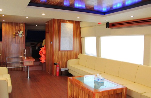 Dubai Boat Rental | 88ft Superyacht with Jacuzzi - Cruising on hourly price basis