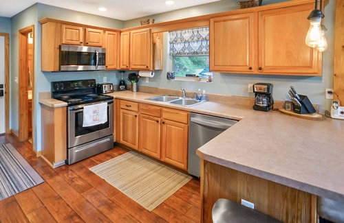 Lakeside Estates Cabin | 8bd House behind Jumping Bridge! Aug Availability! 🍁 🎃 Sept and Oct price drop!