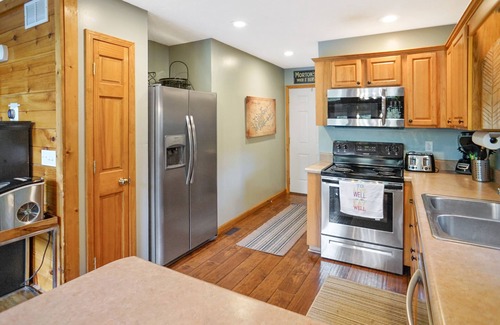 Lakeside Estates Cabin | 8bd House behind Jumping Bridge! Aug Availability! 🍁 🎃 Sept and Oct price drop!