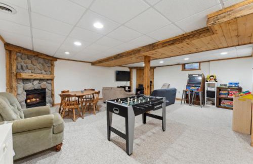 Mauston House | 8BR 5BA Huge Dog Friendly Log Cabin near Wisconsin Dells and Lake sleeps 25plus