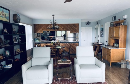 Lake Toxaway Condo | 9/01 TO 10/10/25. BOOK 5 NIGHTS GET 10% OFF! SMOKEY MOUNTAINS & WATER FALL VIEW!