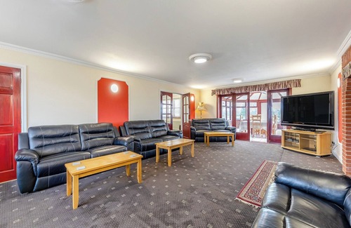 Barrow-on-Trent Cottage | 9 bedroom accommodation in Stenson, near Derby
