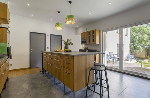 Zola - Pressense House | 9 bedroom house with garden 10min from the heart of Lyon