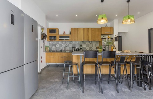 Zola - Pressense House | 9 bedroom house with garden 10min from the heart of Lyon