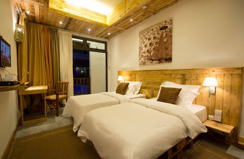 Port Louis House | 9 Chambres d'hotes in a beautiful villa with swimming pool and bar with table dhote
