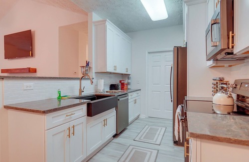 Fayetteville Condo | 9 Mi to Dtwn Fayetteville: Condo w/Pool Access!