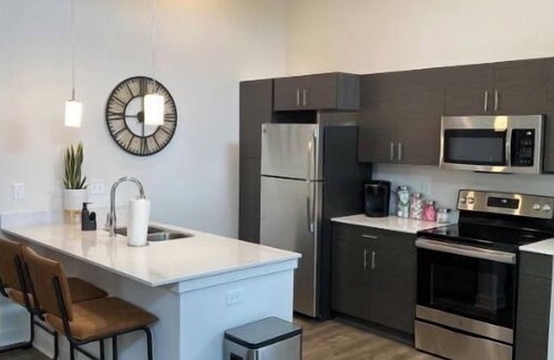 Indianapolis Apartment | 9 Miles to Downtown | 1000Mbps | King bed | W/D