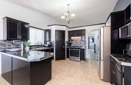 Calgary House | 9 min from airport | Amazing view | A/C | BBQ
