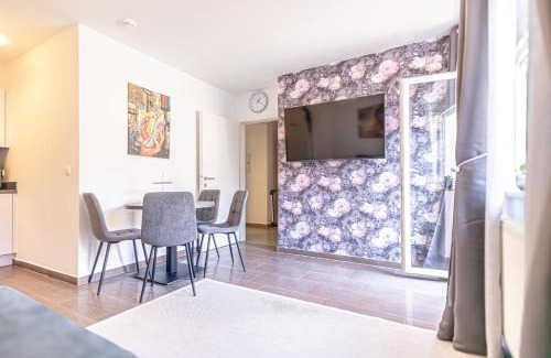Favoriten Apartment | 9 Min to Center, Modern 1BR & 1LR Apt with Balcony & Smart TV