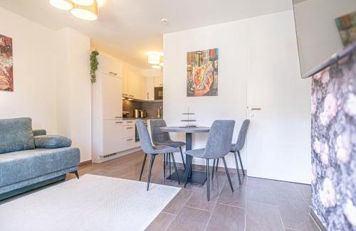 Favoriten Apartment | 9 Min to Center, Modern 1BR & 1LR Apt with Balcony & Smart TV