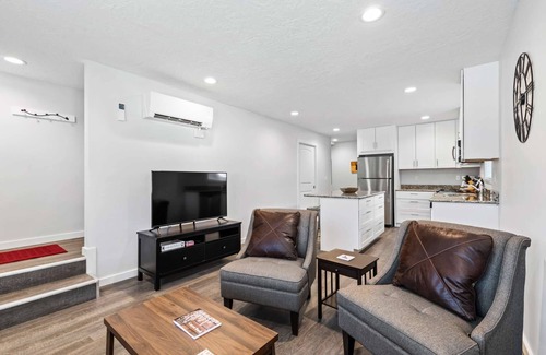 Sunset House | 9 min to Downtown Boise! Walk to Sunset Park and Hiking Trails!