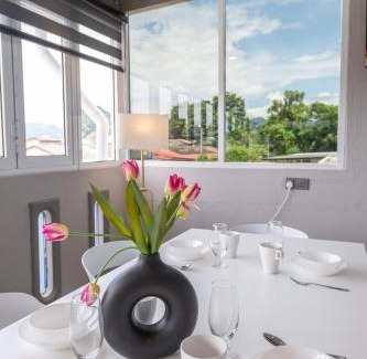 Taman Teh Teng Seng House | 9 mins to Ipoh Tambun-5-10pax Cozy 2nd Floor Suite