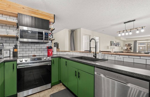 East Kootenay Apartment | 9 Peaks⛷| Scandinavian | Pool | Hot Tub | Beach