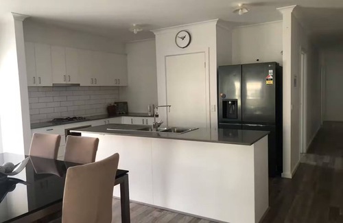 Pakenham House | 9 Serenity Home 4-bedroom with WiFi and AC in Pakenham