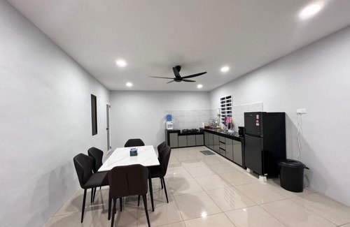 Muar District House | [9 TO 11 PAX] MUAR JERAM - BRIGHT INN HOMESTAY