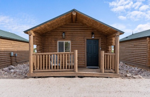 St. Charles Cabin | #9 Yellowstone Cabin, Newly Remodeled! AC! New Beds! Sleeps 3