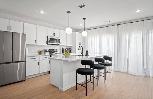 South Central Houston House | 90°F Pool & hot Spa Gated 4 Pkg All Ensuite Sleeps 17