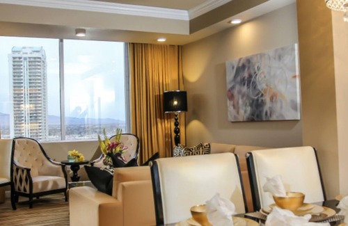 Las Vegas Villa | 900 sq ft Villa with Jacuzzi Tub at Westgate Las Vegas Resort and Casino F1 Week