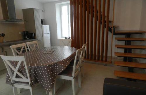 Saint-Laurent-sur-Mer House | 93 m² House ∙ 2 bedrooms ∙ 8 guests