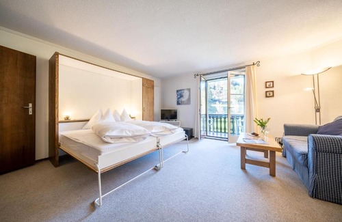 Vulpera Apartment | 9303 Gemuetliches, zweckmaessig eingerichtetes Studio mit Balkon und Golfplatzblick