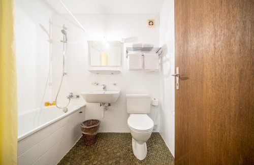 Vulpera Apartment | 9303 Gemuetliches, zweckmaessig eingerichtetes Studio mit Balkon und Golfplatzblick