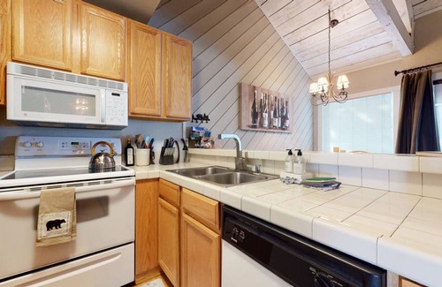 Majestic Pines Condo | 97 m² Condo ∙ 1 bedroom ∙ 6 guests