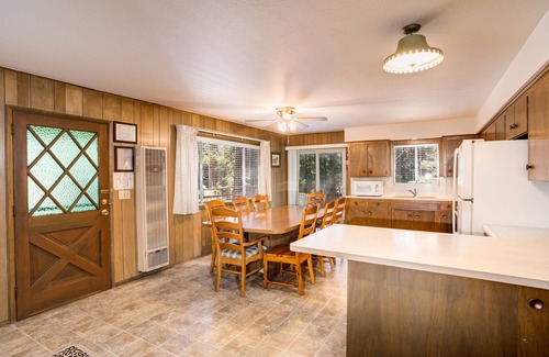 North Wawona Cabin | (9B) Deer Hollow at The Redwoods In Yosemite