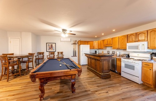Snowshoe Ski Chalet | 9BR/6BA Chalet at Snowshoe w/hot tub Game Room Mountain-top Views On-Call Van