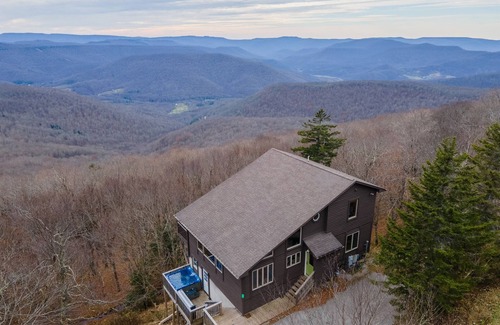 Snowshoe Ski Chalet | 9BR/6BA Chalet at Snowshoe w/hot tub Game Room Mountain-top Views On-Call Van