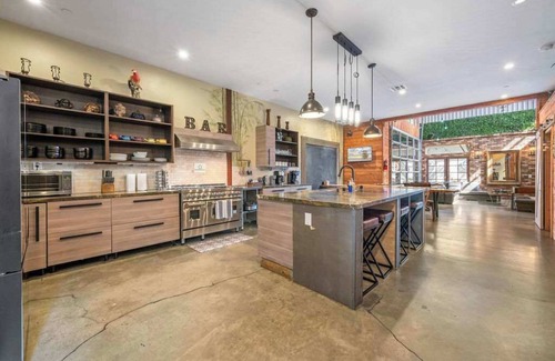 Grant Hill Apartment | 9BR Bamboo Loft * Near Downtown 21 bed 26 capacity