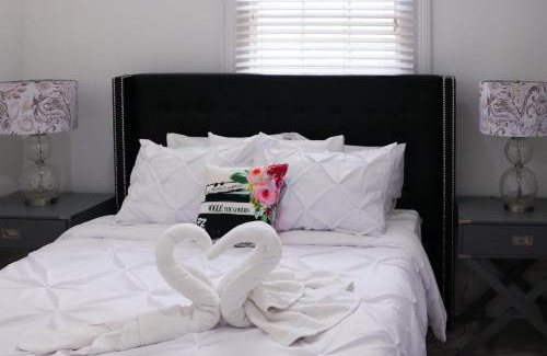 Seabrook Hotel | 9BR-SLEEPS 19. Amazing Deal!