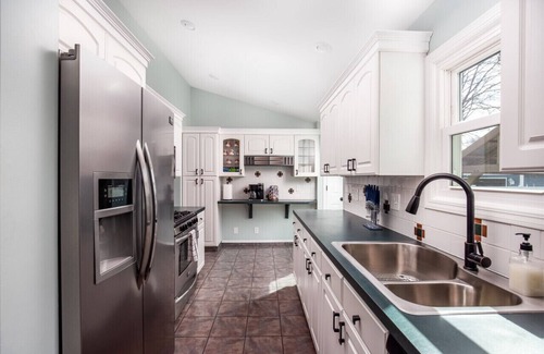 Grand Rapids House | 9mins to Downtown GR | Hot Tub | Fire Pit | Pet Friendly | Foos Ball | Ping Pong