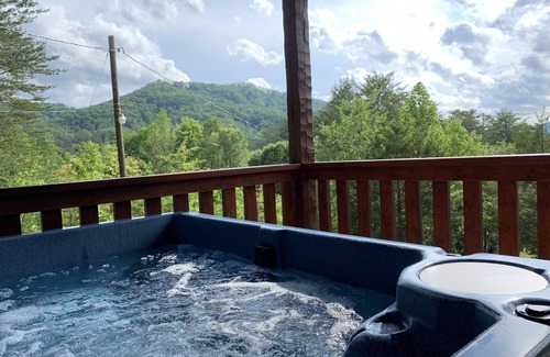 Pigeon Forge Cabin | A+,1/2 Mi to Pkwy, FLAT ROADS & MOUNTAIN VIEW,1.5 Acres of PRIVACY, SUPER CLEAN
