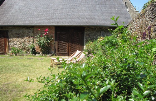 Lanvallay House | A 18th century, peaceful, charming, mod cons, family house. Sun. Fenced garden
