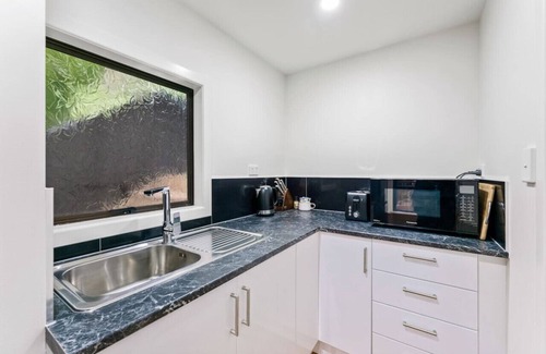 Titirangi Apartment | A 1BR slice of Titirangi Heaven | WiFi | Netflix