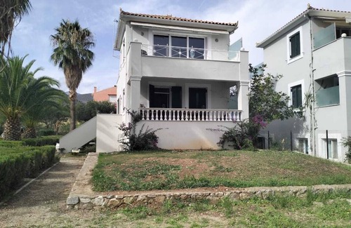 Kontsika Villa | A 2 level sea-view villa 50 steps from the beach in the famous Galaxidi.