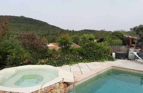 Bagnols-en-Foret Villa | A 30 mn des Plages, Villa Avec Piscine et Terrasse. Animaux Acceptés !