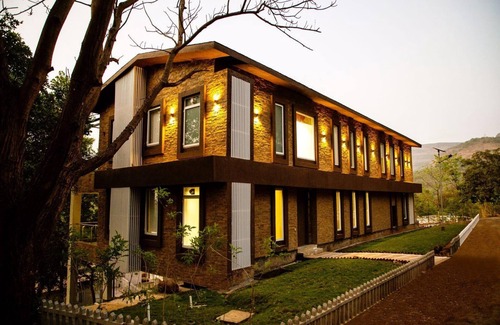Lonavala Villa | A 4 BHK VILLA WITH A PRIVATE INFINITY POOL SURROUDED BY SERENE HILLS