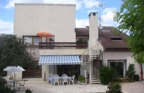 Etrechy Apartment | A 70sq.m apartment in a villa with secure swimming pool. Near to Paris.
