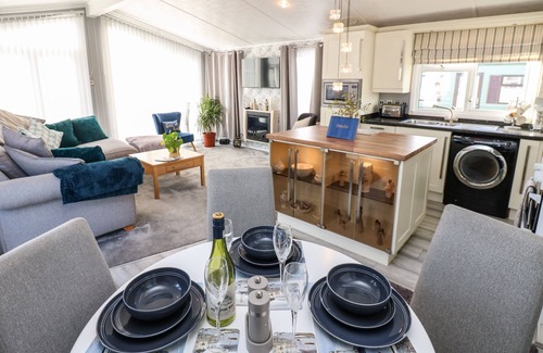 Welton Cottage | A AND C LODGE-PLOT 21, pet friendly, with hot tub in Armathwaite
