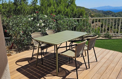 Ensues-la-Redonne Apartment | A balcony overlooking the sea