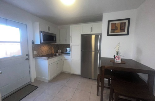 Survey Creek Apartment | A beautiful 1-bed/1 bath with AC and WiFi in a nice neighbor in Coconut Creek.