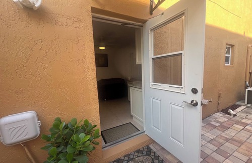 Survey Creek Apartment | A beautiful 1-bed/1 bath with AC and WiFi in a nice neighbor in Coconut Creek.