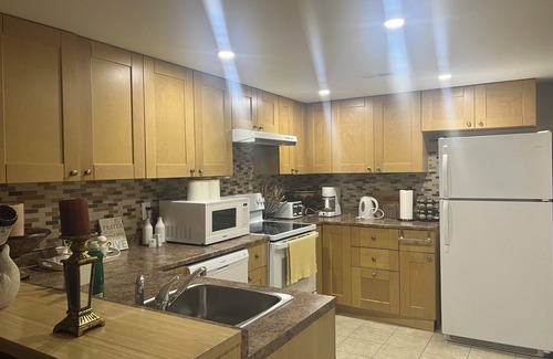 Etobicoke Apartment | A beautiful 3 bdrm apt, located 10' from Pearson Airoport